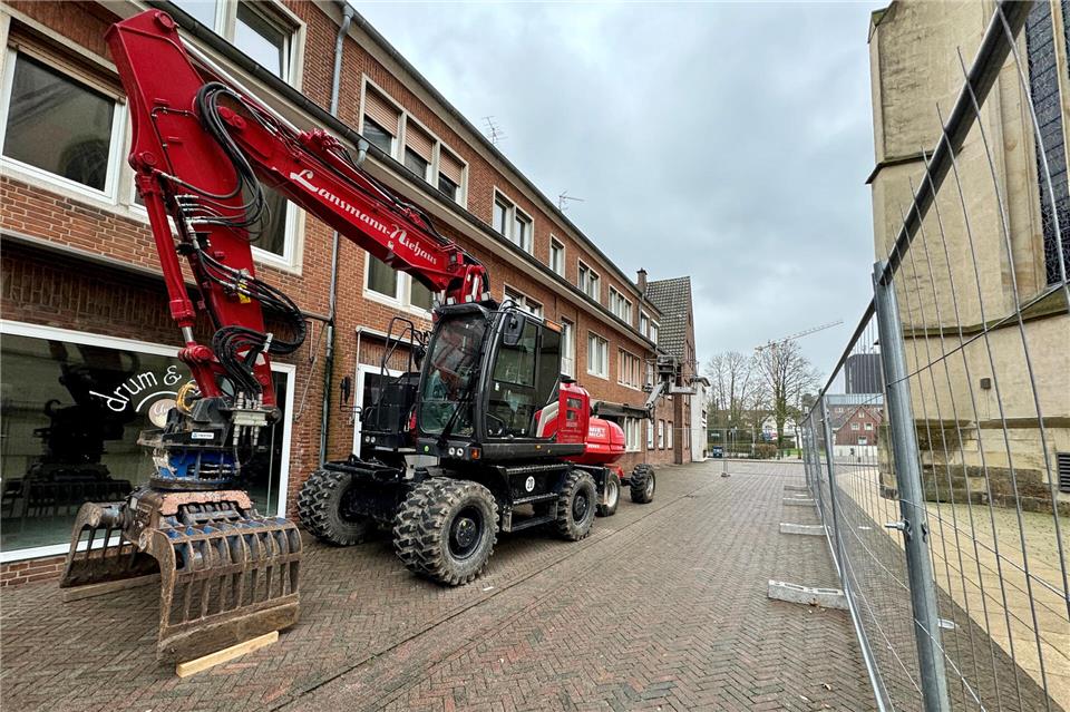 Schweres Gerät steht bereits für die Arbeiten an Dach und Fassade bereit.