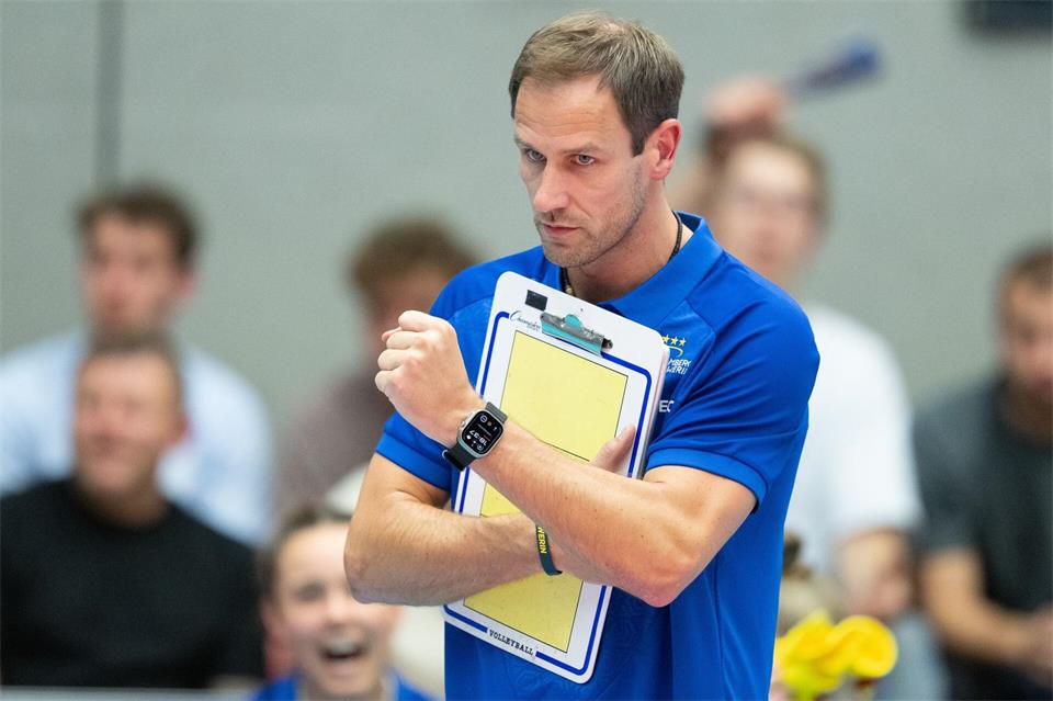 Schwerins Cheftrainer Felix Koslowski sieht der neuen Saison optimistisch entgegen. (Archivbild)Sebastian Kahnert/dpa