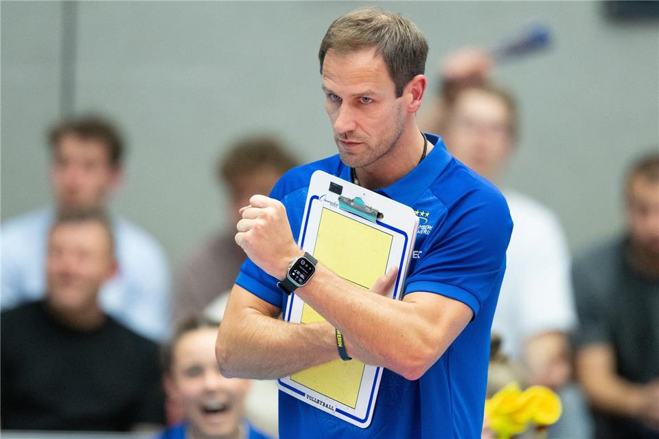 Schwerins Cheftrainer Felix Koslowski verfolgt das Spiel.Sebastian Kahnert/dpa