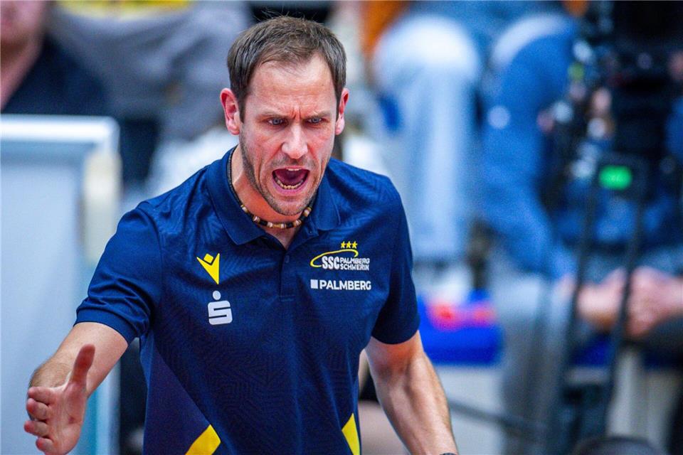 Schwerins Trainer Felix Koslowski. (Archivbild)Jens Büttner/dpa