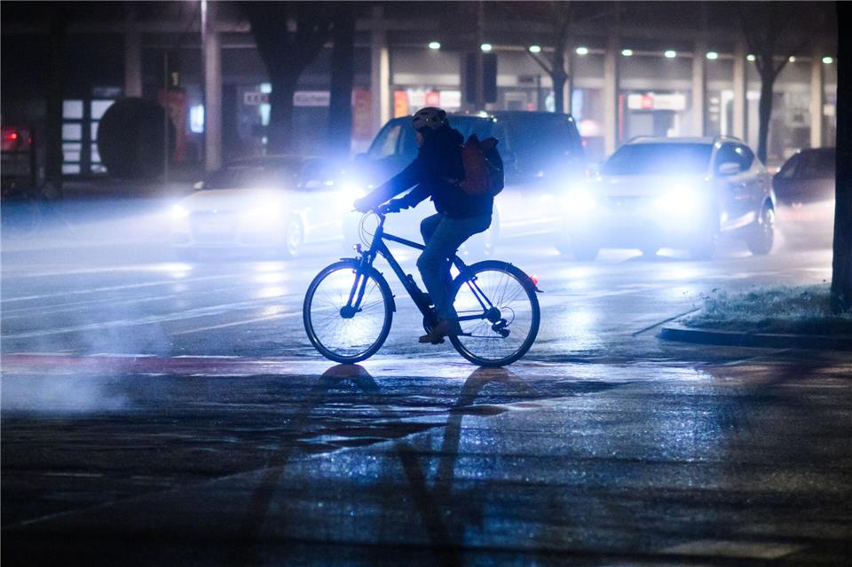 Schwerpunkt der Kontrollen in Hamburg ist die Fahrradbeleuchtung - insbesondere zum Schutz von Kindern auf dem Schulweg. (Symbolbild)Julian Stratenschulte/dpa