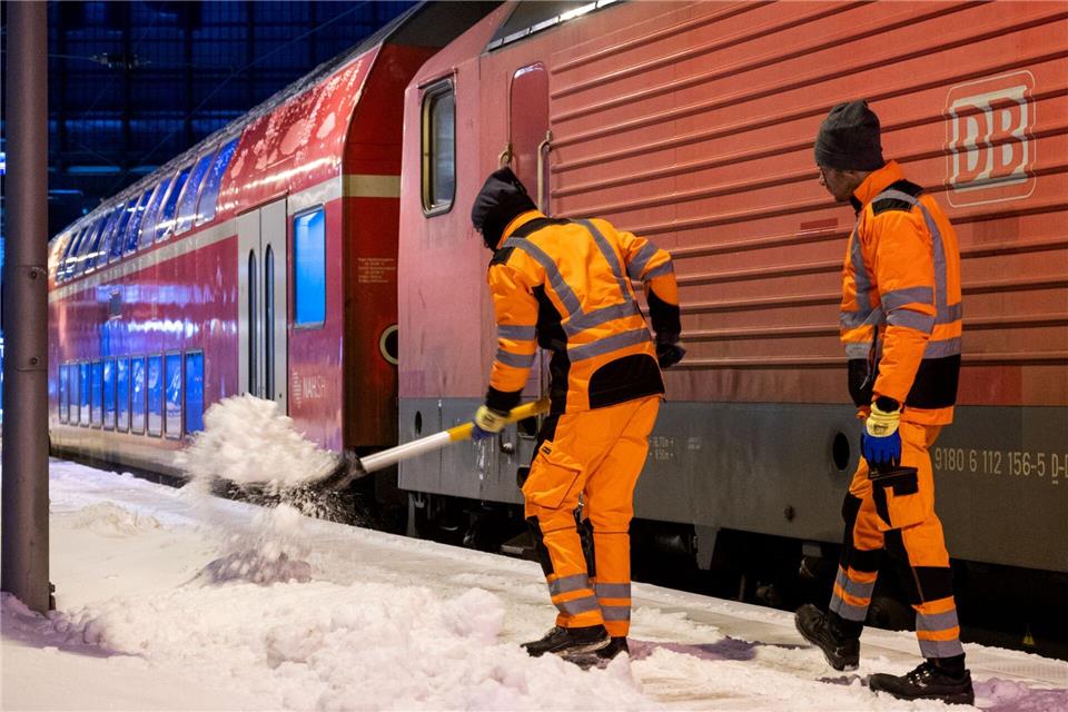 Schwerstarbeit für die Winterdienste auch auf den Bahnhöfen.Daniel Bockwoldt/dpa