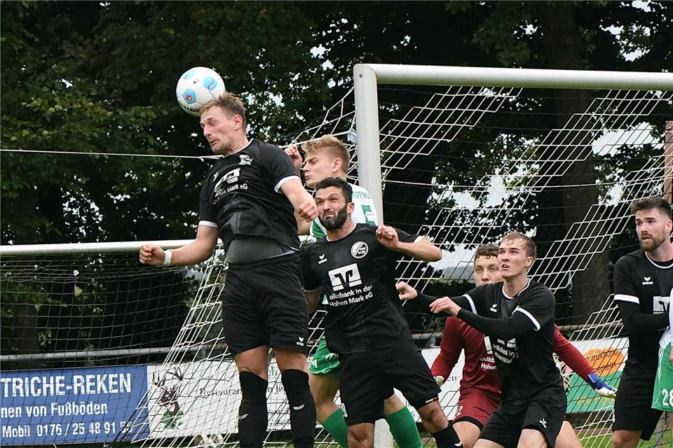 Reken verliert nächstes Spiel in der Liga Schwerstarbeit in der Abwehr: Rückkehrer Tim Schücker (links) klärt mit Emre Köksal vor Steffen Lausemann (Epe).