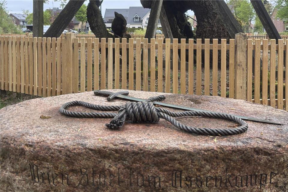 Schwert und Strick symbolisieren auf dem Stein vor der Eiche die Femegerichtsbarkeit.