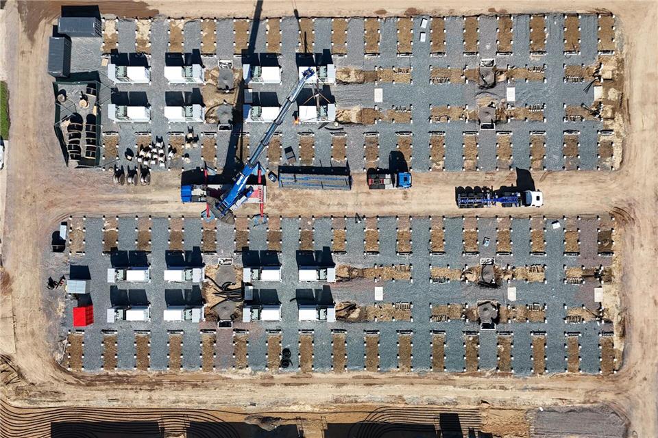 Schwertransporte liefern derzeit Hunderte Batteriemodule für den Großspeicher nach Förderstedt (Foto Handout) Eco Stor/dpa