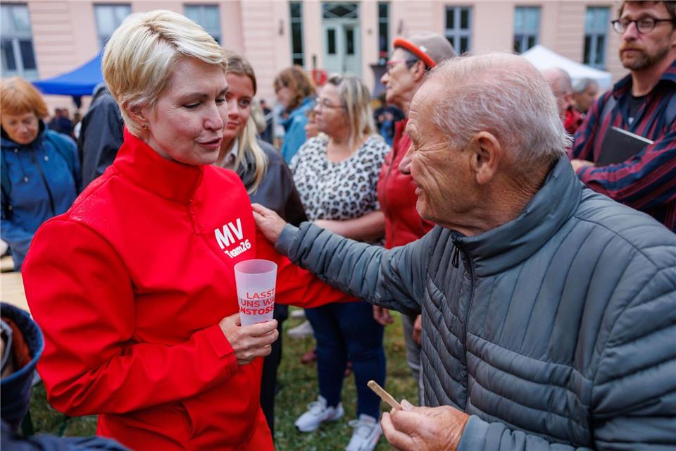 Schwesig beim Bürgerdialog in Lübtheen - sie werde bleiben, verspricht sie den Wählern. Jens Büttner/dpa