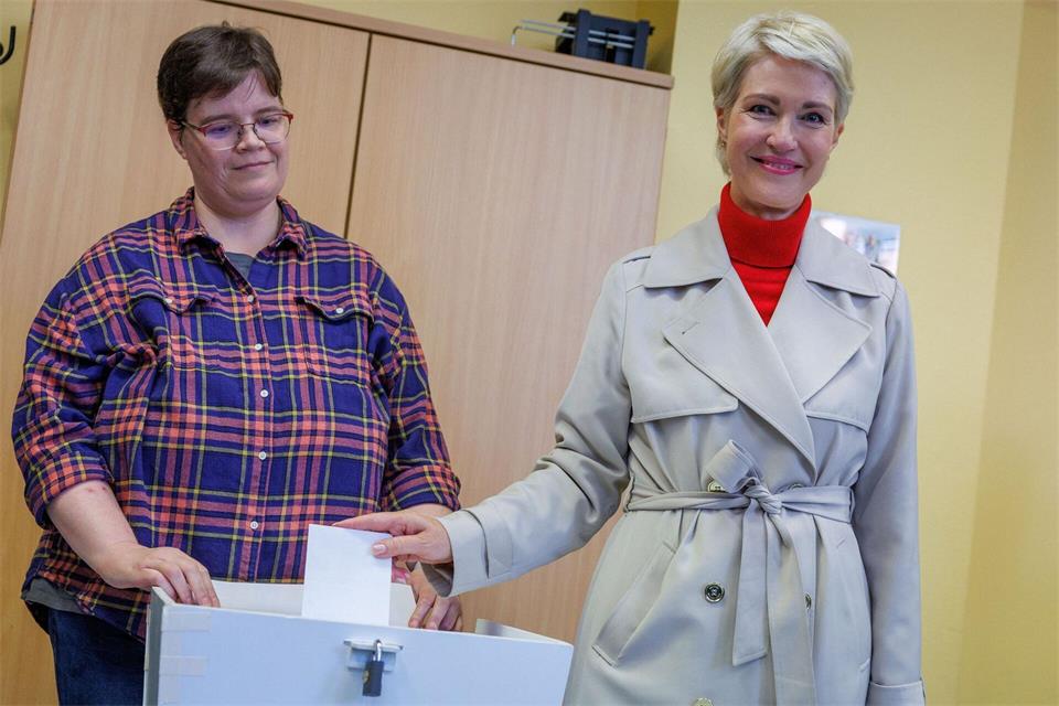 Schwesig gab ihre Stimme in Schwerin ab. Jens Büttner/dpa