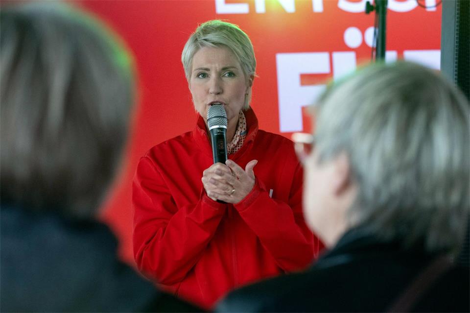 Schwesig lobt die Bundesregierung für die geplanten Maßnahmen zur Entlastung der Autofahrer. (Archivbild)Stefan Sauer/dpa