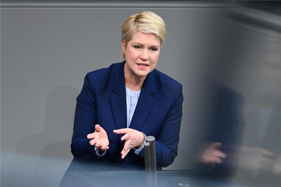Schwesig reagiert erleichtert auf die jüngste Wahlumfrage. Ihre SPD hat sechs Prozentpunte zugelegt. (Archivbild)Elisa Schu/dpa