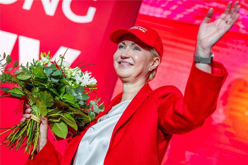 Schwesig wurde mit 98,9 Prozent der Stimmen zur Spitzenkandidatin der SPD für die Landtagswahl am 20. September gewählt.Jens Büttner/dpa
