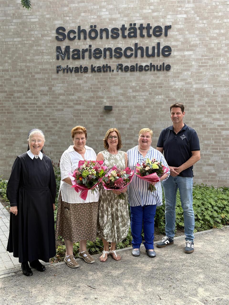 Schwester Antonja Schomberg (l.) verabschiedete Jutta Krugmann, Beatrix Fooke und Maria Wolters (v.l.) zusammen mit Schulleiter Achim Brunsbach.