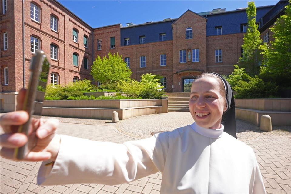 Schwester Clarita ist mit 28 Jahren die Jüngste im Kloster. Thomas Frey/dpa