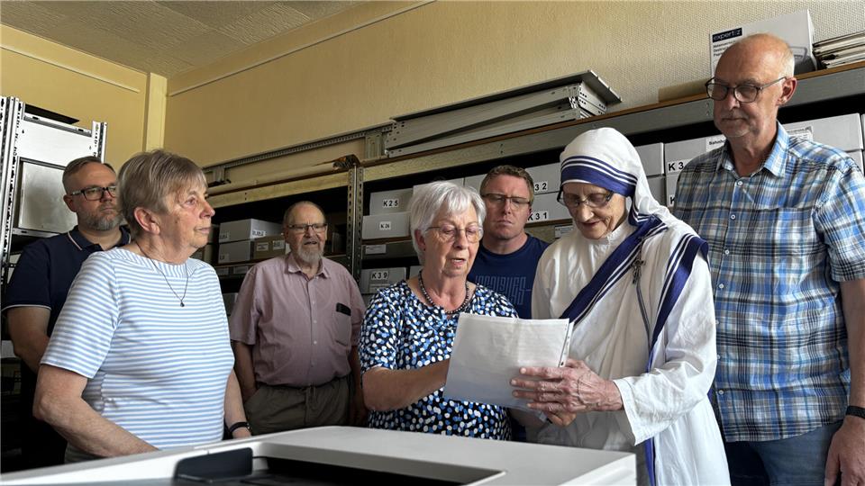 Schwester Mary Prema Pierick (2. von rechts) besucht das Rekener Heimatarchiv: Claas Wübbeling (von links), Angela Lütkebohmert, Karl-Otto Biedermann, Maria Schlottbohm, Carsten Hösl und Hermann-Josef Holthausen.