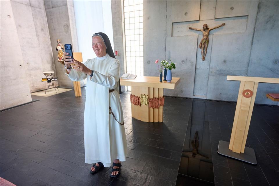 Schwester Ursula postet auch Videos auf Instagram. Thomas Frey/dpa