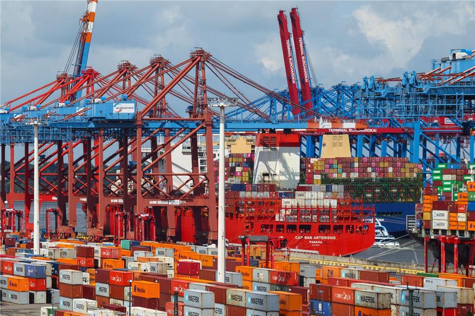 Exporteure erwarten Einbruch ihrer Geschäfte um 2,5 Prozent Schwierige Zeiten für die Exportnation Deutschland. (Archivbild)Christian Charisius/dpa