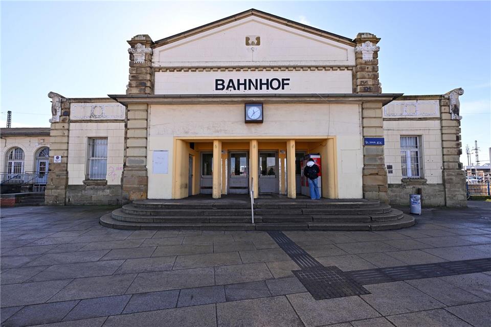 Schwierigkeiten bei der Sanierung: Viele Bahnhofsgebäude sind gar nicht mehr in Besitz der Bahn.Martin Schutt/dpa