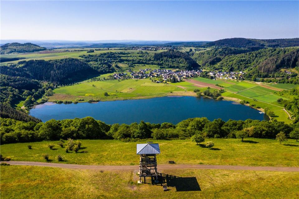 Schwimmen in der Natur - im Bundesland gibt es einige Möglichkeiten dafür. (Symbolfoto) Dominik Ketz/Gesundland Vulkaneifel GmbH (CC BY SA 4.0)/dpa