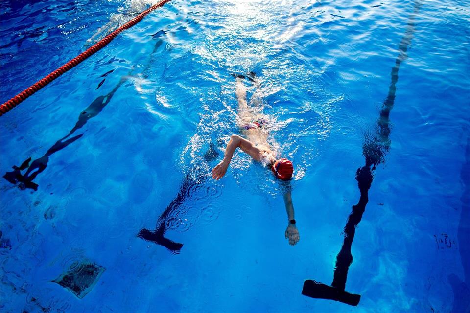Schwimmen nur mit Bronzeabzeichen - die verschärften Baderegeln in einigen NRW-Bädern finden viel Unterstützung.picture alliance/dpa