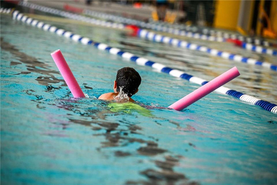 Schwimmenlernen - für Kinder mit Handicap gibt es jetzt eigene Abzeichen, die „Seesternchen“ Jens Kalaene/dpa