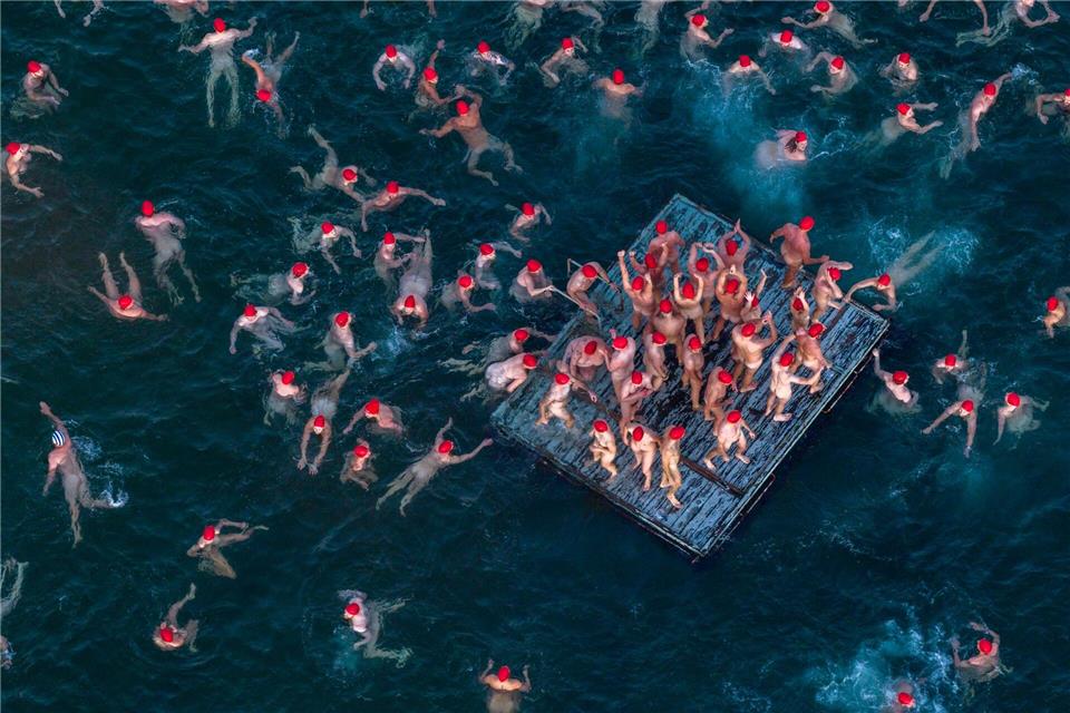 Schwimmer nehmen am jährlichen Nacktbad zur Wintersonnenwende im Rahmen des „Dark Mofo“-Festivals in Hobart am Long Beach teil.Rob Blakers/AAP/dpa
