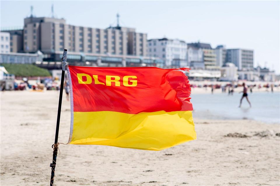Schwimmerinnen und Schwimmer sollten auf die Fahnen am Strand achten.(Archivbild)Hauke-Christian Dittrich/dpa