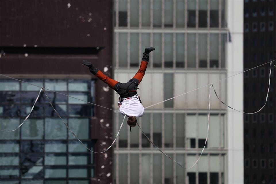 Schwindelfrei: Der Slackliner Jaan Roose zeigt in Seoul in mehr als 100 Meter über dem Boden sein Können. Kim Hong-ji/Reuters Pool/AP/dpa