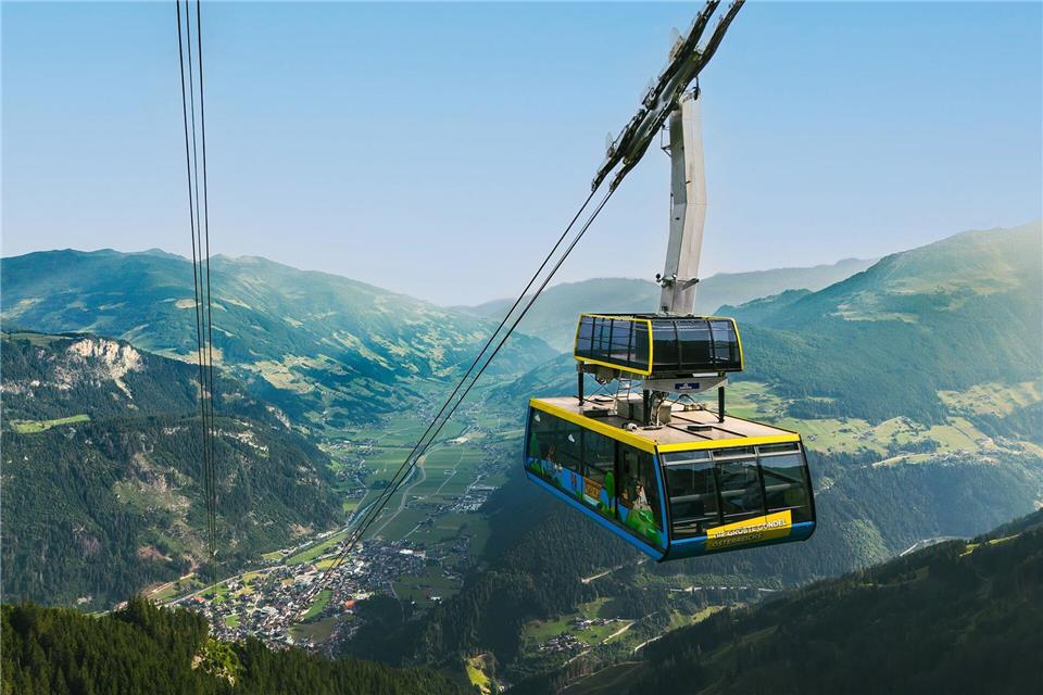 Schwindelfreiheit ist Pflicht, wenn Urlauber einen Platz auf dem kleinen „SkyRide“-Deck der Ahornbahn im Zillertal buchen.Mayrhofner Bergbahnen/dpa-tmn