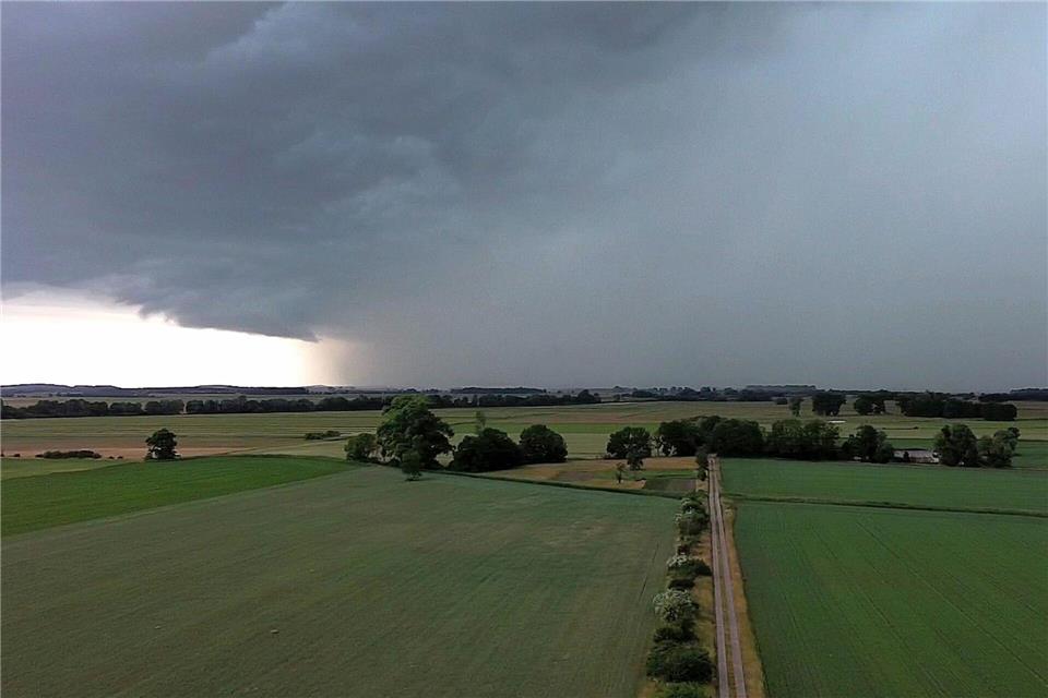 Schwüles Wetter geht in Deutschland auch oft mit Gewittern einher. (Archivbild)Cevin Dettlaff/dpa