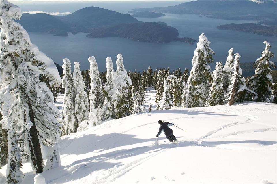 Schwünge mit ungewöhnlichem Fernblick: Abfahrt vom Cypress Mountain mit dem vorgelagerten Howe Sound bei Vancouver. Insight Photography/Destination BC/dpa-tmn