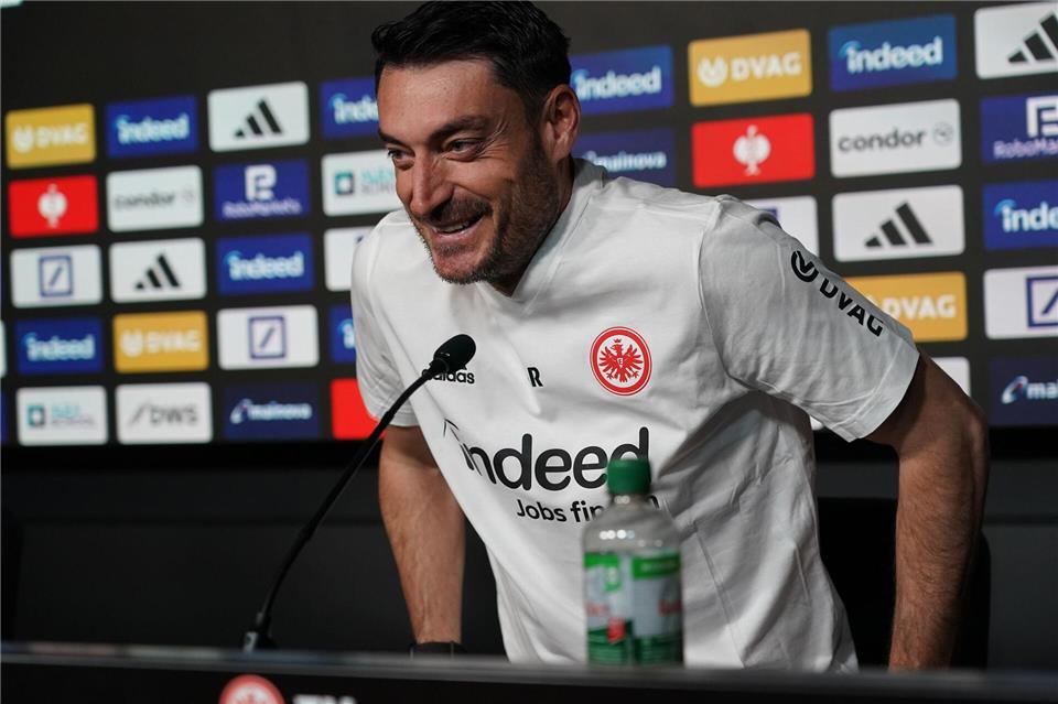 Schwung und Selbstbewusstsein: Eintracht-Coach Albert Riera. Marc Schüler/dpa