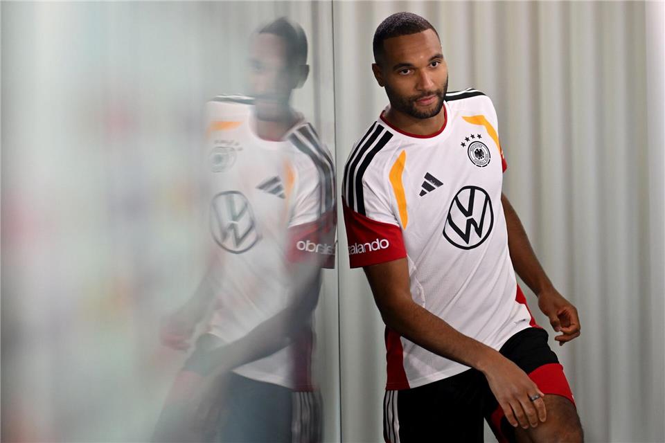 Schwungvoll betritt Tah das DFB-Podium. Julian Stratenschulte/dpa