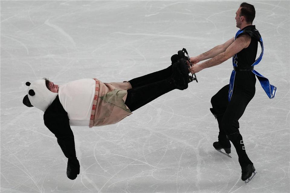 Schwungvolle Zugabe: Michail Schaidorow hatte im Panda-Kostüm offensichtlich großes Vertrauen in die Fähigkeiten des georgischen Paarläufers Luka Berulawa.Francisco Seco/AP/dpa