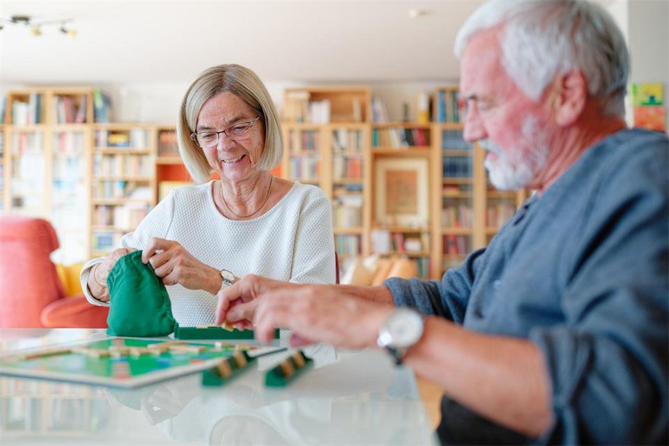 Scrabble spielen geht noch: Barbara Edel hat Alzheimer und lebt mit ihrem Mann Hans-Jürg Liebert in Mannheim. Uwe Anspach/dpa