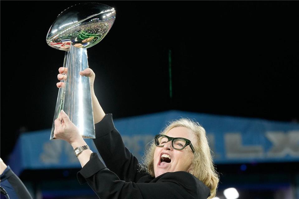 Seahawks-Besitzerin Jody Allen mit der Super-Bowl-Trophäe. Das Team aus Seattle steht zum Verkauf. (Archivbild)Doug Benc/AP/dpa
