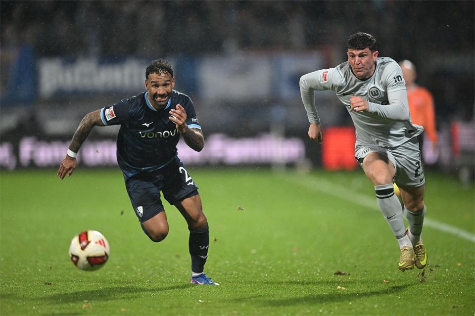 Sean Klaiber (l) sorgt für den Punktgewinn der Bochumer.Fabian Strauch/dpa