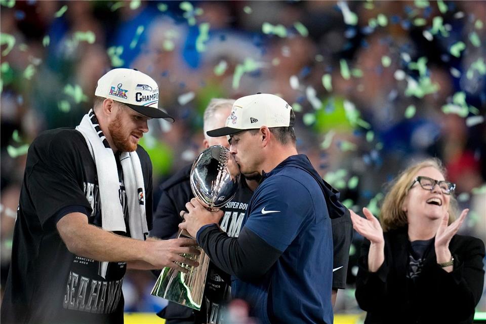 Seattles Quarterback Sam Darnold (l) und Coach Mike MacDonald feiern den Super-Bowl-Triumph. Sue Ogrocki/AP/dpa