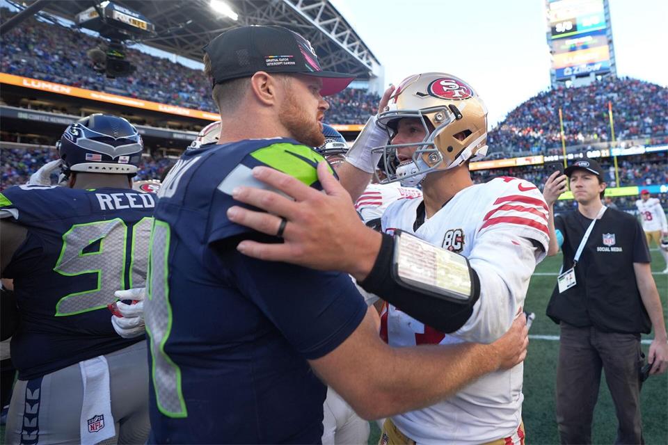 Seattles Super-Bowl-Gewinner Darnold (links) gratuliert Sieger Brock Purdy von den 49ers nach dem Spiel.Lindsey Wasson/AP/dpa