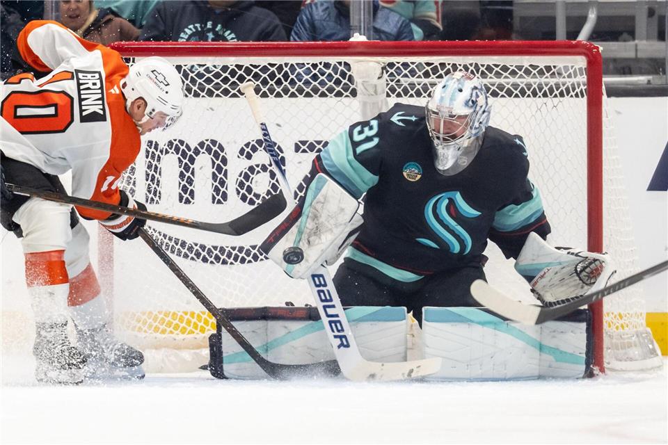 Seattles Torwart Philipp Grubauer zeigte gegen Philadelphia eine starke Leistung.Stephen Brashear/FR159797 AP/AP/dpa