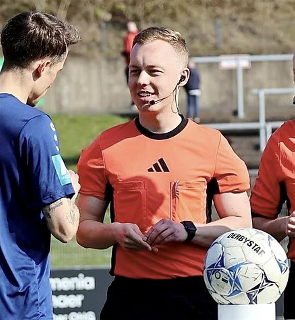 Sebastian Bock im Einsatz: Während der Woche arbeitet er in der Borkener Stadtverwaltung, am Wochenende leitet er Spiele in der Oberliga und U19-Bundesliga.