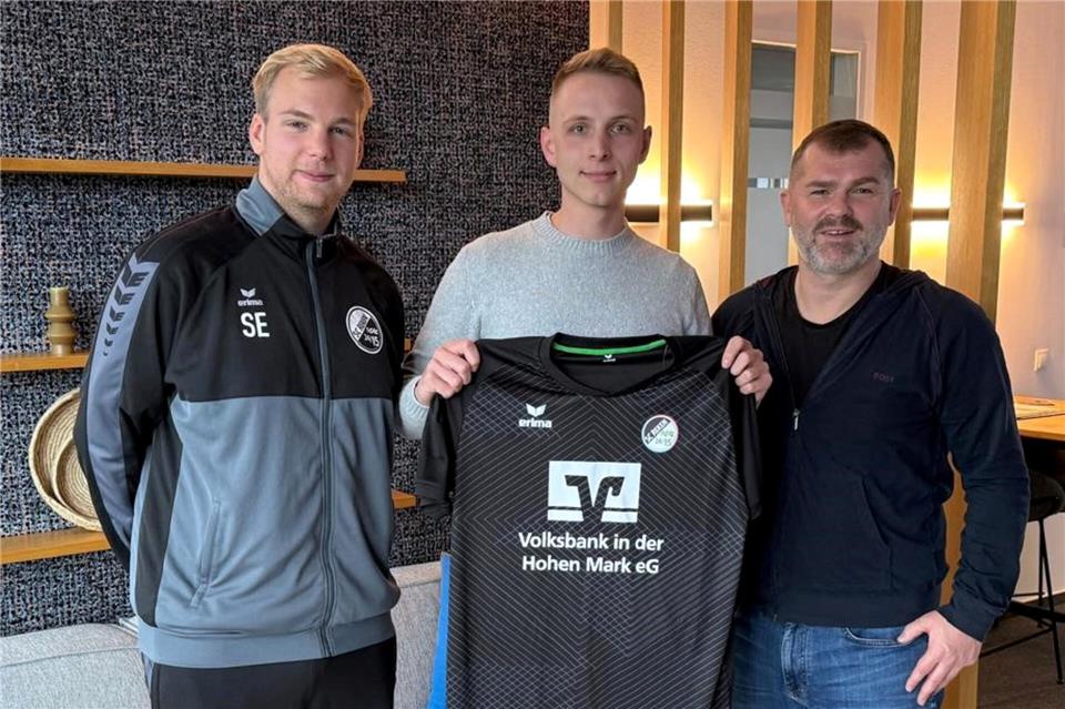 Sebastian Ewering (links) und Daniel Sekic (rechts) sind froh, Jannik Ewering ab Sommer wieder als U19-Coach in ihren Reihen zu haben.