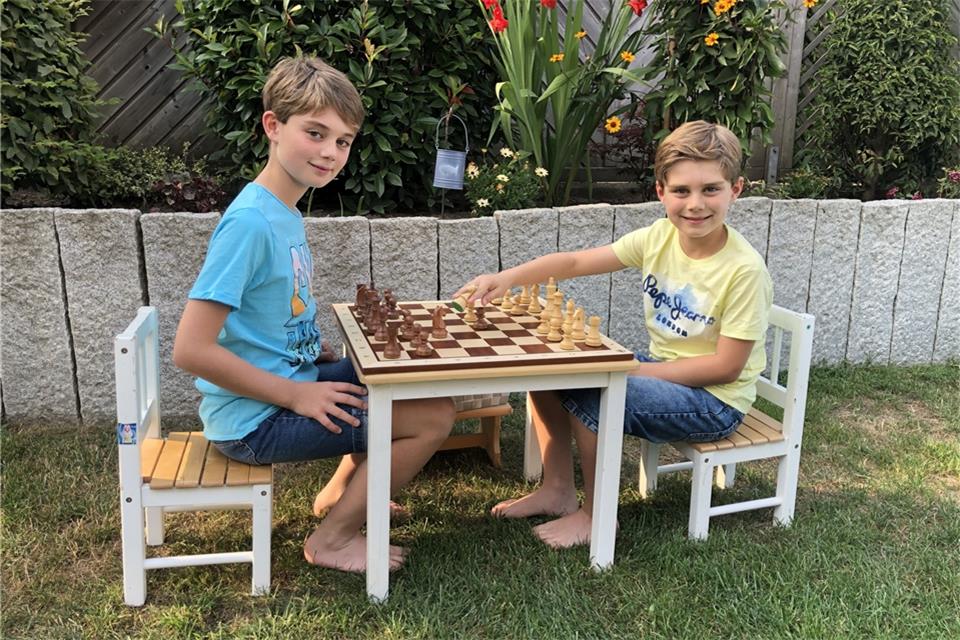 Sebastian Föing (rechts) spielt gerne Schach mit seinem Bruder Alexander.