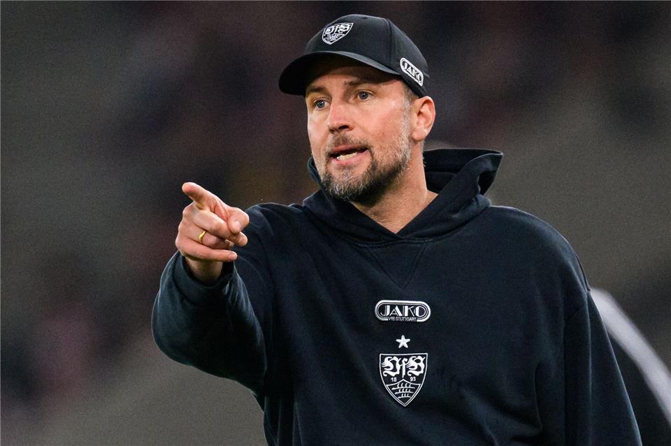 Sebastian Hoeneß stellt sich mit dem VfB Stuttgart auf ein schwieriges Heimspiel gegen Leverkusen ein. Tom Weller/dpa
