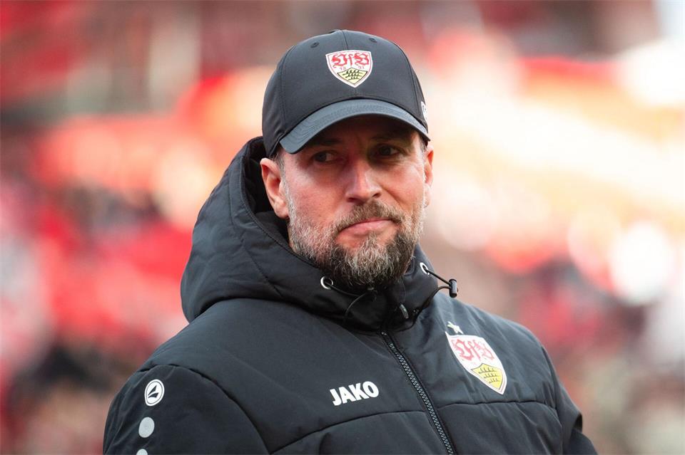 Sebastian Hoeneß und der VfB Stuttgart reisten mit zwei Bundesliga-Niederlagen am Stück nach Leverkusen. Marius Becker/dpa