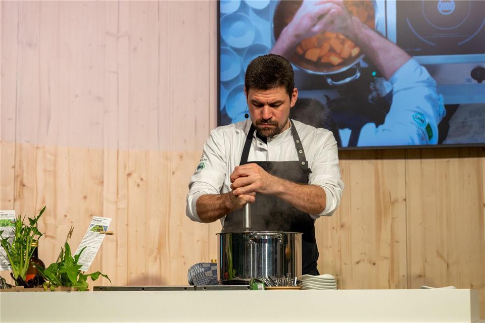 Sebastian Junge ist als Bio-Koch für Show-Kochen-Auftritte gefragt, etwa auf der Grünen Woche. Nico Tapia/dpa-tmn