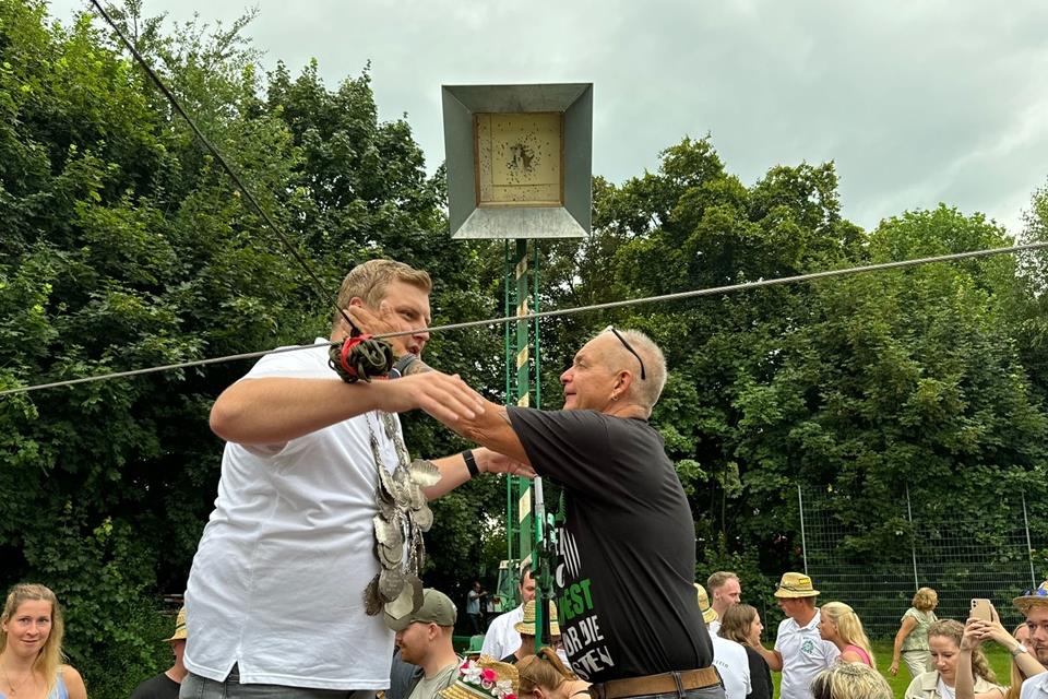 Sebastian Kempkes (l.) ist neuer König in Waldesruh. Vorjahreskönig Ralf Lage gratuliert.