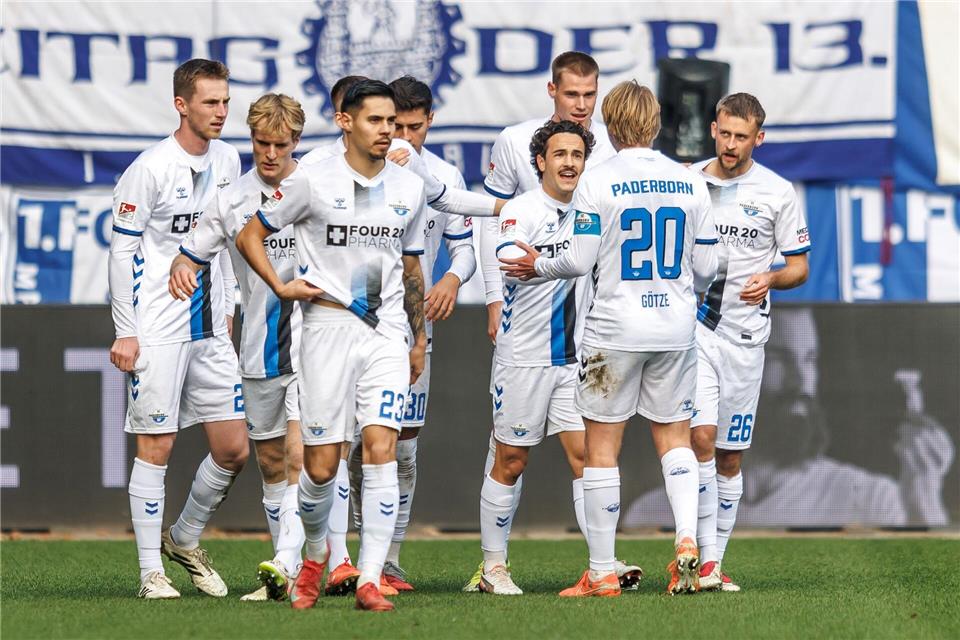 Sebastian Klaas (r, SC Paderborn 07) jubelt mit Teamkollegen nach seinem Treffer zum 1:0.Andreas Gora/dpa
