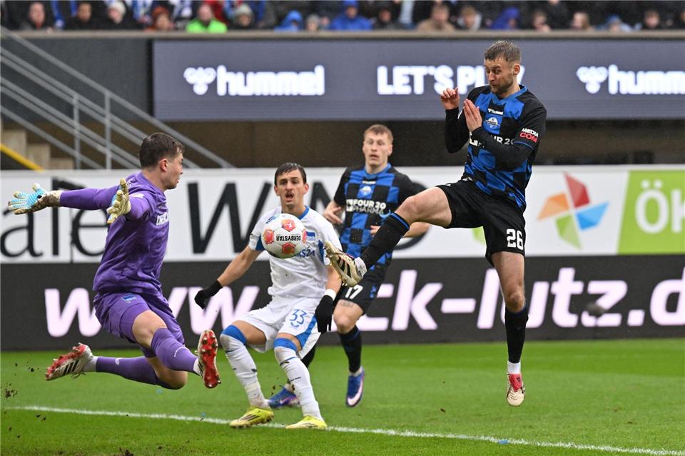 Sebastian Klaas (r) erzielte den frühen Treffer zum 1:0 für Paderborn.Swen Pförtner/dpa