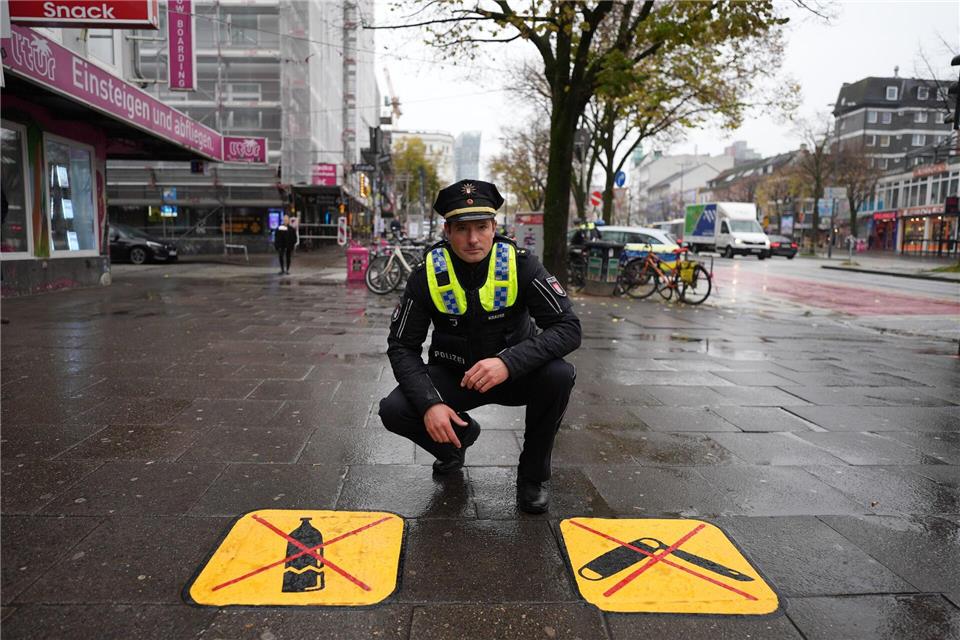Sebastian Krause, Leiter des Polizeikommissariats 15 (Davidwache), will durch die Piktogramme auf das Glasflaschenverbot auf dem Kiez aufmerksam machen.Marcus Brandt/dpa