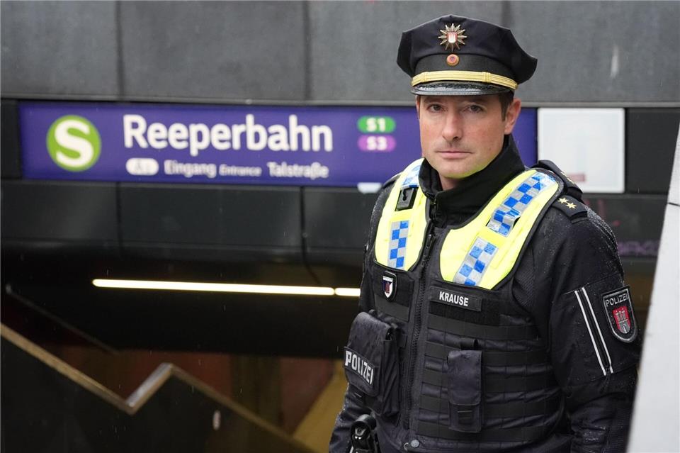 Sebastian Krause, Leiter des Polizeikommissariats 15 (Davidwache), hatte die Idee zu den Piktogrammen am Boden.Marcus Brandt/dpa