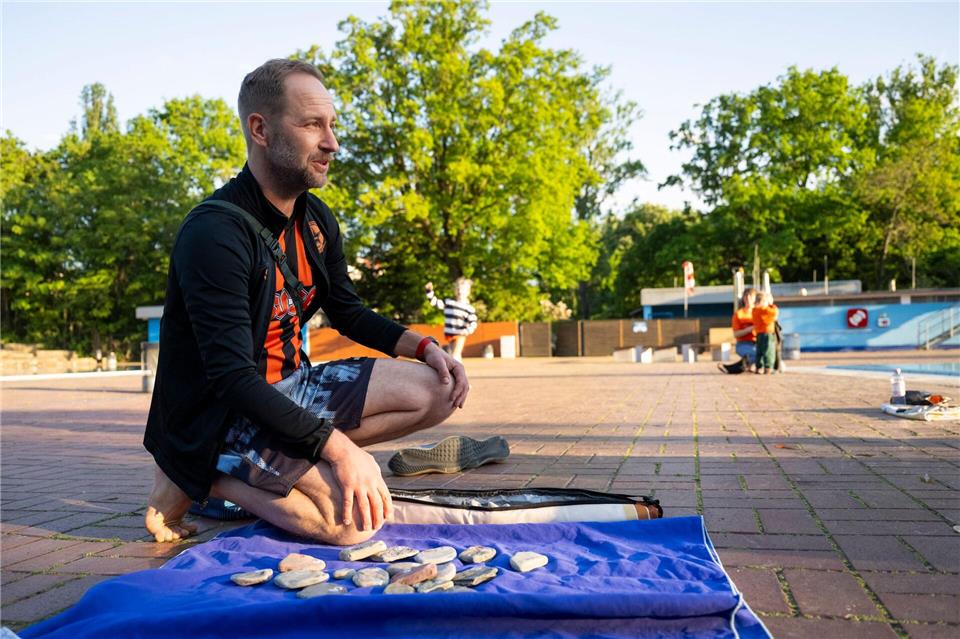 Sebastian Naumann, Abteilungsleiter Titschern beim THC Franziskaner FC, bereitet sich im Sommerbad Kreuzberg auf sein Training vor. Christophe Gateau/dpa